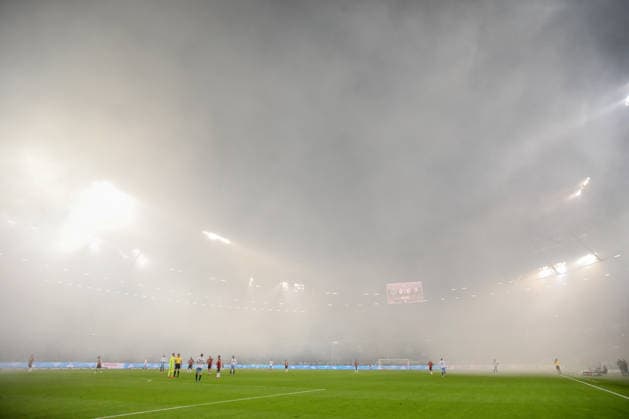 13.12.2025, xtgx, Fussball - 2.Bundesliga Hannover 96 - VfL Bochum emspor, v.l. Symbolfoto, Symbolbild, Symbol, Nebel, Spiefeld im Rauch (DFL DFB REGULATIONS PROHIBIT ANY USE OF PHOTOGRAPHS as IMAGE SEQUENCES and or QUASI-VIDEO) Hannover