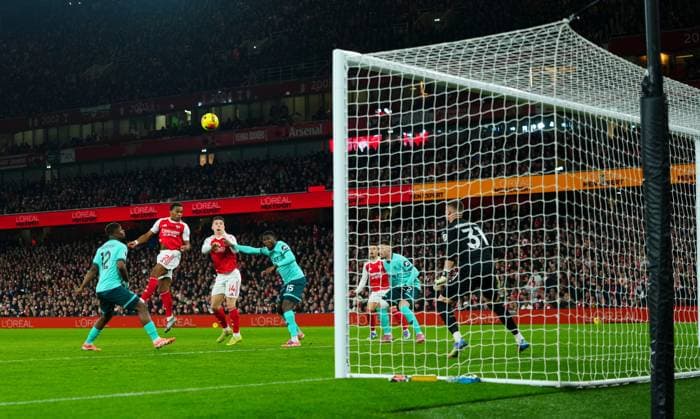 Jurrien Timber of Arsenal heads over Arsenal v Wolverhampton Wanderers, Premier League, Football, Emirates Stadium, London, UK - 13 Dec 2025London Emirates Stadium United Kingdom EDITORIAL USE ONLY No use with unauthorised audio, video, data, fixture lists, club league logos or live services. Online in-match use limited to 120 images, no video emulation. No use in betting, games or single club league player publications.  Copyright: xJavierxGarcia Shutterstockx 16081568k