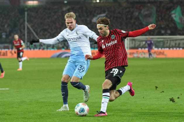 13.12.2025, xtgx, Fussball - 2.Bundesliga Hannover 96 - VfL Bochum emspor, v.l. Leandro Morgalla (Bochum, 39), Kolja Oudenne (Hannover, 29) Zweikampf, Duell, Kampf, tackle (DFL DFB REGULATIONS PROHIBIT ANY USE OF PHOTOGRAPHS as IMAGE SEQUENCES and or QUASI-VIDEO) Hannover