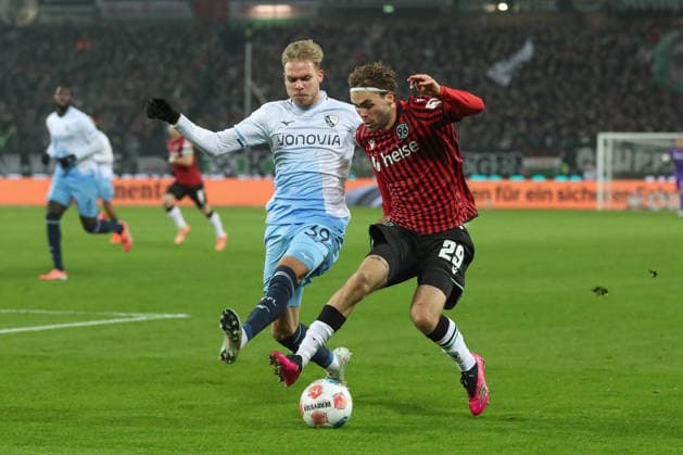 13.12.2025, xtgx, Fussball - 2.Bundesliga Hannover 96 - VfL Bochum emspor, v.l. Leandro Morgalla (Bochum, 39), Kolja Oudenne (Hannover, 29) Zweikampf, Duell, Kampf, tackle (DFL DFB REGULATIONS PROHIBIT ANY USE OF PHOTOGRAPHS as IMAGE SEQUENCES and or QUASI-VIDEO) Hannover