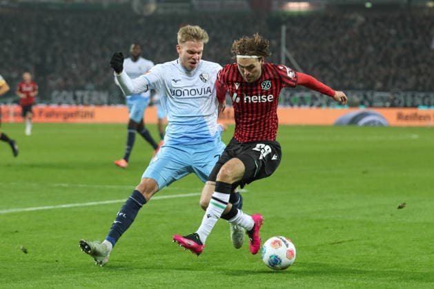 13.12.2025, xtgx, Fussball - 2.Bundesliga Hannover 96 - VfL Bochum emspor, v.l. Leandro Morgalla (Bochum, 39), Kolja Oudenne (Hannover, 29) Zweikampf, Duell, Kampf, tackle (DFL DFB REGULATIONS PROHIBIT ANY USE OF PHOTOGRAPHS as IMAGE SEQUENCES and or QUASI-VIDEO) Hannover