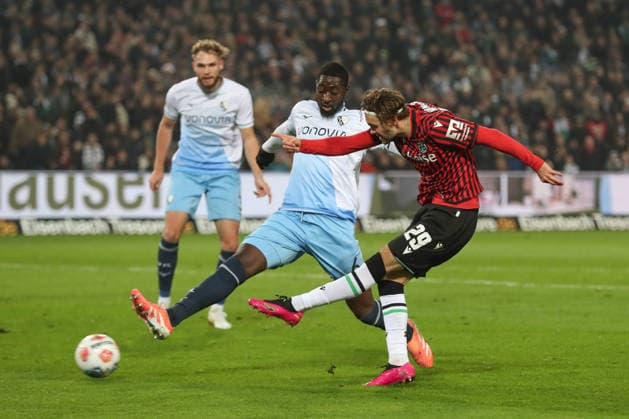 13.12.2025, xtgx, Fussball - 2.Bundesliga Hannover 96 - VfL Bochum emspor, v.l. Ibrahim Sissoko (Bochum, 6), Kolja Oudenne (Hannover, 29) Zweikampf, Duell, Kampf, tackle (DFL DFB REGULATIONS PROHIBIT ANY USE OF PHOTOGRAPHS as IMAGE SEQUENCES and or QUASI-VIDEO) Hannover