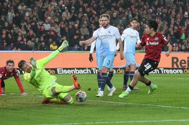13.12.2025, xtgx, Fussball - 2.Bundesliga Hannover 96 - VfL Bochum emspor, v.l. Timo Horn (Bochum, 1) Parade, haelt den Ball, faengt den Ball, pariert von Daisuke Yokota (Hannover, 18) (DFL DFB REGULATIONS PROHIBIT ANY USE OF PHOTOGRAPHS as IMAGE SEQUENCES and or QUASI-VIDEO) Hannover