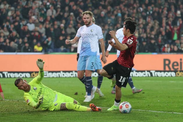 13.12.2025, xtgx, Fussball - 2.Bundesliga Hannover 96 - VfL Bochum emspor, v.l. Timo Horn (Bochum, 1) Parade, haelt den Ball, faengt den Ball, pariert von Daisuke Yokota (Hannover, 18) (DFL DFB REGULATIONS PROHIBIT ANY USE OF PHOTOGRAPHS as IMAGE SEQUENCES and or QUASI-VIDEO) Hannover