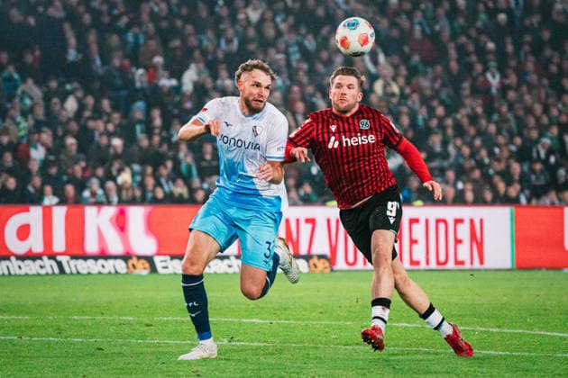 2. Bundesliga: Hannover 96 vs. VfL Bochum, 13.12.2025 Philipp Strompf (VfL Bochum, 3) gegen Benjamin Källman (Hannover 96, 9); Fußball, 2. Bundesliga, 16. Spieltag: Hannover 96 vs. VfL Bochum am 13.12.2025 in der Heinz von Heiden Arena, Hannover DFL REGULATIONS PROHIBIT ANY USE OF PHOTOGRAPHS AS IMAGE SEQUENCES AND OR QUASI-VIDEO.
