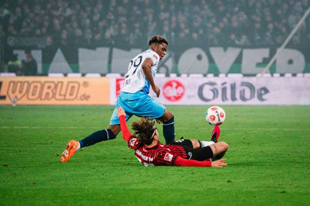 2. Bundesliga: Hannover 96 vs. VfL Bochum, 13.12.2025 Kolja Nuno Oudenne (Hannover 96, 29) verliert den Ball gegen Farid Alfa-Ruprecht (VfL Bochum, 29); Fußball, 2. Bundesliga, 16. Spieltag: Hannover 96 vs. VfL Bochum am 13.12.2025 in der Heinz von Heiden Arena, Hannover DFL REGULATIONS PROHIBIT ANY USE OF PHOTOGRAPHS AS IMAGE SEQUENCES AND OR QUASI-VIDEO.