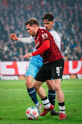 2. Bundesliga: Hannover 96 vs. VfL Bochum, 13.12.2025 Benjamin Källman (Hannover 96, 9); Fußball, 2. Bundesliga, 16. Spieltag: Hannover 96 vs. VfL Bochum am 13.12.2025 in der Heinz von Heiden Arena, Hannover DFL REGULATIONS PROHIBIT ANY USE OF PHOTOGRAPHS AS IMAGE SEQUENCES AND OR QUASI-VIDEO.