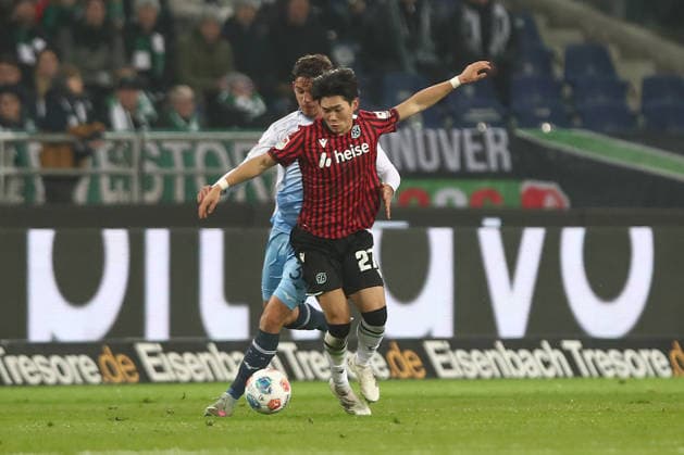 13.12.2025, xtgx, Fussball - 2.Bundesliga Hannover 96 - VfL Bochum emspor, v.l. Cajetan Lenz (Bochum, 34), Hayate Matsuda (Hannover, 27) Zweikampf, Duell, Kampf, tackle (DFL DFB REGULATIONS PROHIBIT ANY USE OF PHOTOGRAPHS as IMAGE SEQUENCES and or QUASI-VIDEO) Hannover