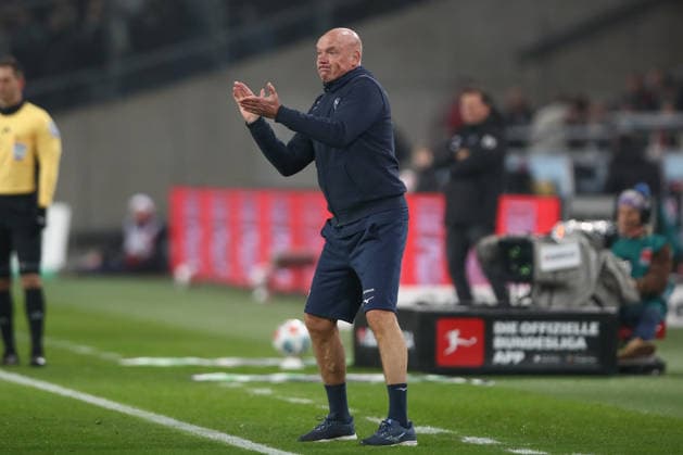 13.12.2025, xtgx, Fussball - 2.Bundesliga Hannover 96 - VfL Bochum emspor, v.l. Uwe Roesler (Rösler, Bochum, Trainer) gibt Anweisungen, gestikuliert mit den Armen, gesticulate, gives instructions (DFL DFB REGULATIONS PROHIBIT ANY USE OF PHOTOGRAPHS as IMAGE SEQUENCES and or QUASI-VIDEO) Hannover