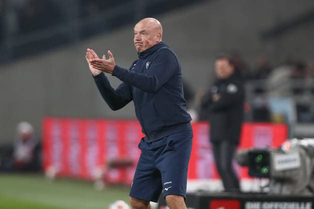 13.12.2025, xtgx, Fussball - 2.Bundesliga Hannover 96 - VfL Bochum emspor, v.l. Uwe Roesler (Rösler, Bochum, Trainer) gibt Anweisungen, gestikuliert mit den Armen, gesticulate, gives instructions (DFL DFB REGULATIONS PROHIBIT ANY USE OF PHOTOGRAPHS as IMAGE SEQUENCES and or QUASI-VIDEO) Hannover