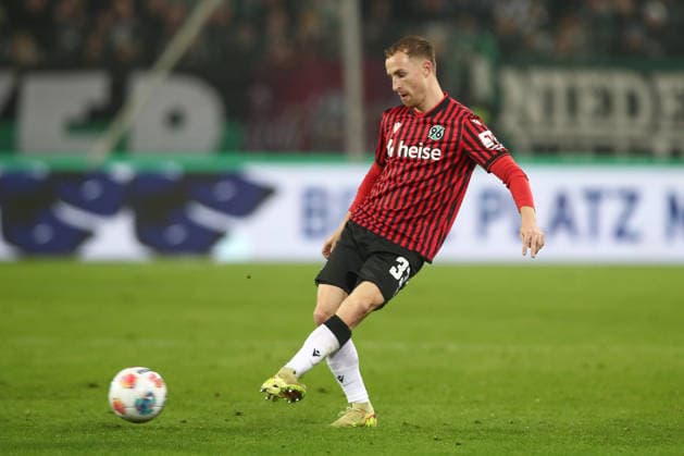 13.12.2025, xtgx, Fussball - 2.Bundesliga Hannover 96 - VfL Bochum emspor, v.l. Maurice Neubauer (Hannover, 33) Freisteller, Einzelbild, Ganzkoerper, single frame (DFL DFB REGULATIONS PROHIBIT ANY USE OF PHOTOGRAPHS as IMAGE SEQUENCES and or QUASI-VIDEO) Hannover