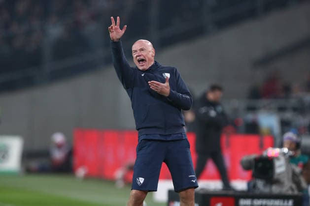 13.12.2025, xtgx, Fussball - 2.Bundesliga Hannover 96 - VfL Bochum emspor, v.l. Uwe Roesler (Rösler, Bochum, Trainer) gibt Anweisungen, gestikuliert mit den Armen, gesticulate, gives instructions (DFL DFB REGULATIONS PROHIBIT ANY USE OF PHOTOGRAPHS as IMAGE SEQUENCES and or QUASI-VIDEO) Hannover
