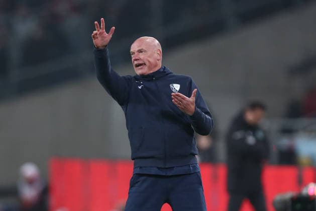 13.12.2025, xtgx, Fussball - 2.Bundesliga Hannover 96 - VfL Bochum emspor, v.l. Uwe Roesler (Rösler, Bochum, Trainer) gibt Anweisungen, gestikuliert mit den Armen, gesticulate, gives instructions (DFL DFB REGULATIONS PROHIBIT ANY USE OF PHOTOGRAPHS as IMAGE SEQUENCES and or QUASI-VIDEO) Hannover