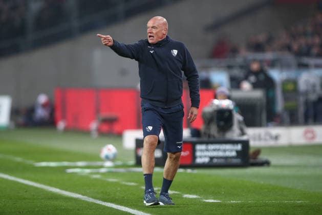 13.12.2025, xtgx, Fussball - 2.Bundesliga Hannover 96 - VfL Bochum emspor, v.l. Uwe Roesler (Rösler, Bochum, Trainer) gibt Anweisungen, gestikuliert mit den Armen, gesticulate, gives instructions (DFL DFB REGULATIONS PROHIBIT ANY USE OF PHOTOGRAPHS as IMAGE SEQUENCES and or QUASI-VIDEO) Hannover