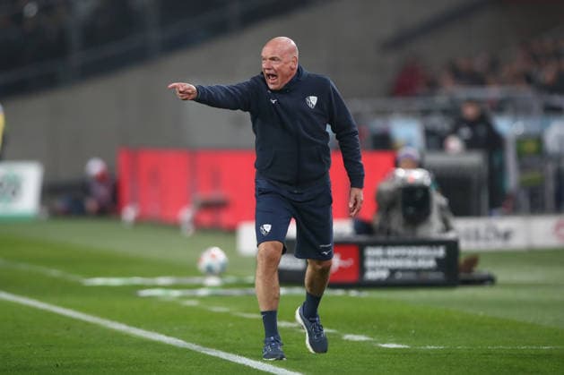 13.12.2025, xtgx, Fussball - 2.Bundesliga Hannover 96 - VfL Bochum emspor, v.l. Uwe Roesler (Rösler, Bochum, Trainer) gibt Anweisungen, gestikuliert mit den Armen, gesticulate, gives instructions (DFL DFB REGULATIONS PROHIBIT ANY USE OF PHOTOGRAPHS as IMAGE SEQUENCES and or QUASI-VIDEO) Hannover