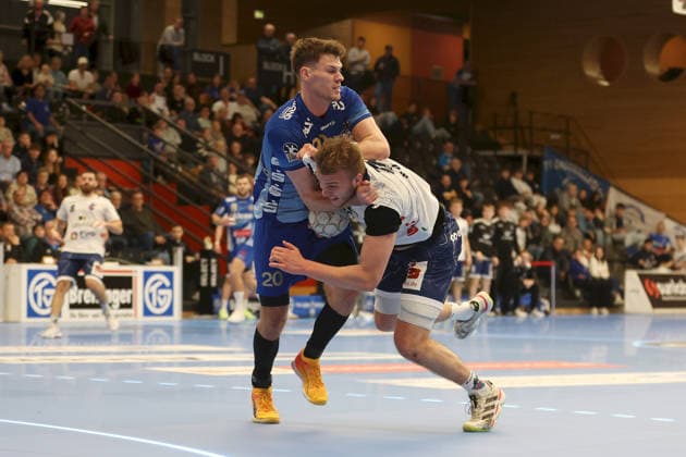 13.12.2025, Herren, Handball, Saison 2025 2026, 2. Handball-Bundesliga, 15. Spieltag: TV Grosswallstadt - 1. VfL Potsdam v.li. Finn Wullenweber ( 20, TV Großwallstadt) und Tim Niclas Schröder ( 33, VfL Potsdam) Elsenfeld Untermainhalle Bayern Deutschland