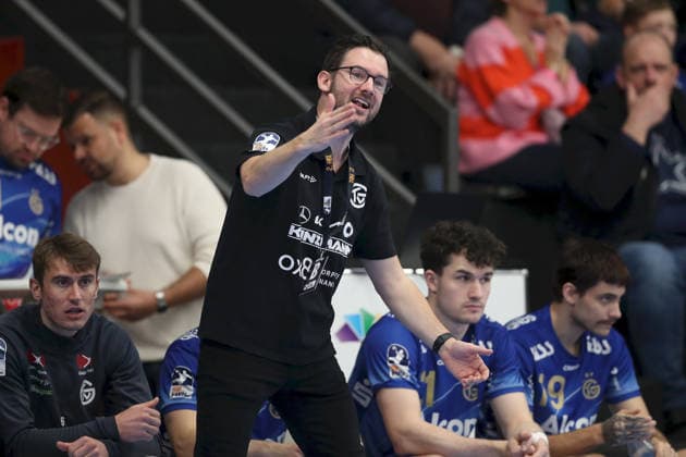 13.12.2025, Herren, Handball, Saison 2025 2026, 2. Handball-Bundesliga, 15. Spieltag: TV Grosswallstadt - 1. VfL Potsdam Andre Lohrbach (Cheftrainer, TV Großwallstadt) gestikuliert, Arme, Hände, gibt Anweisungen Elsenfeld Untermainhalle Bayern Deutschland