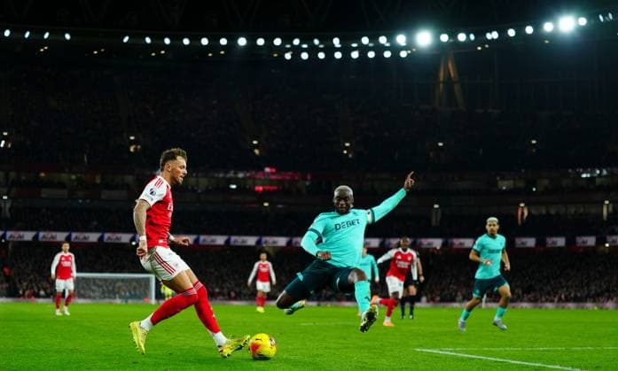 Ben White of Arsenal crosses under pressure from Toti Gomes of Wolverhampton Wanderers Arsenal v Wolverhampton Wanderers, Premier League, Football, Emirates Stadium, London, UK - 13 Dec 2025London Emirates Stadium United Kingdom EDITORIAL USE ONLY No use with unauthorised audio, video, data, fixture lists, club league logos or live services. Online in-match use limited to 120 images, no video emulation. No use in betting, games or single club league player publications.  Copyright: xJavierxGarcia Shutterstockx 16081568n