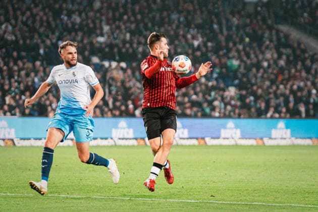 2. Bundesliga: Hannover 96 vs. VfL Bochum, 13.12.2025 Benjamin Källman (Hannover 96, 9) ; Fußball, 2. Bundesliga, 16. Spieltag: Hannover 96 vs. VfL Bochum am 13.12.2025 in der Heinz von Heiden Arena, Hannover DFL REGULATIONS PROHIBIT ANY USE OF PHOTOGRAPHS AS IMAGE SEQUENCES AND OR QUASI-VIDEO.