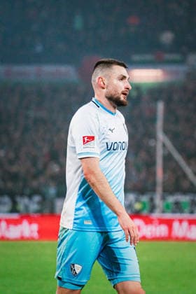 2. Bundesliga: Hannover 96 vs. VfL Bochum, 13.12.2025 Maximilian Wittek (VfL Bochum, 32) ; Fußball, 2. Bundesliga, 16. Spieltag: Hannover 96 vs. VfL Bochum am 13.12.2025 in der Heinz von Heiden Arena, Hannover DFL REGULATIONS PROHIBIT ANY USE OF PHOTOGRAPHS AS IMAGE SEQUENCES AND OR QUASI-VIDEO.