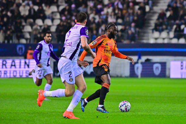 FOOTBALL : PFC vs Toulouse - Ligue1 - 13 12 2025 Jonathan Ikone ( 93 - PFC ) and Rasmus Schmidt NICOLAISEN ( 2 - Toulouse ) during the Ligue 1 match between Paris FC and Toulouse FC at Stade Jean Bouin on December 13 , 2025 in Paris, France. ( Photo by Federico Pestellini PsnewZ ) ParisFrance  Copyright: xFedericoxPestellinix