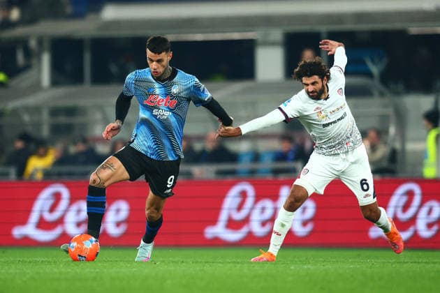 December 13, 2025, Bergamo, ITALY: Atalanta s Gianluca Scamacca and Cagliari s Sebastiano Luperto during the Italian Serie A soccer match Atalanta BC vs Cagliari Calcio at the New Balance Arena in Bergamo, Italy, 13 december 2025..ANSA MICHELE MARAVIGLIA. Soccer: Serie A; Atalanta-Cagliari  - ZUMAa110 20251213_zaf_a110_035 Copyright: xMichelexMaravigliax
