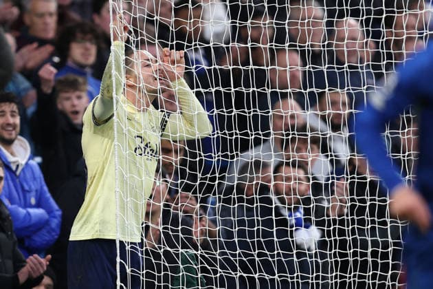 Chelsea v Everton 13th December 2025, London - Premier League Football - Chelsea v Everton - Jack Grealish of Everton clings to the goal net after a missed chance - Photo: Charlotte Wilson Offside. London UK Copyright: xCharlottexWilsonx xOffsidexOffside