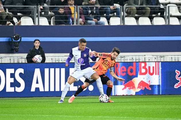 Paris FC v Toulouse FC - Ligue 1 McDonald s 2025 2026 11 Santiago HIDALGO (tfc) - 21 Maxime LOPEZ (pfc) during the Ligue 1 McDonald s match between Paris FC and Toulouse at Stade Jean Bouin on December 13, 2025 in Paris, France. Paris France  Copyright: xFEPx 776348231