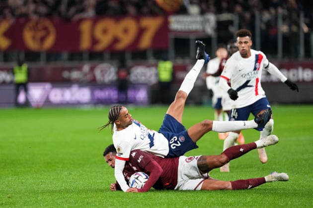 FC Metz v Paris Saint-Germain - Ligue 1 McDonald s 2025 2026 05 Jean-Philippe GBAMIN (fcm) - 29 Bradley BARCOLA (psg) during the Ligue 1 McDonald s match between Metz and Paris at Stade Saint-Symphorien on December 13, 2025 in Metz, France. Metz France  Copyright: xFEPx 776348230
