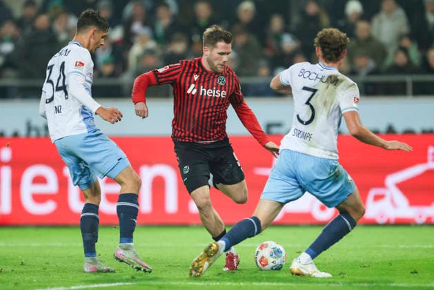Cajetan Lenz (VfL Bochum), Benjamin Kaellmann (Hannover 96) und Philipp Strompf (VfL Bochum) kaempfen um den Ball, 2. Bundesliga, Hannover 96 v VfL Bochum, Heinz von Heiden Arena am 13. December 2025 in Hannover, Deutschland. (Foto von Marco Steinbrenner DeFodi Images) Cajetan Lenz (VfL Bochum), Benjamin Kaellmann (Hannover 96) und Philipp Strompf (VfL Bochum) battle for the ball, 2. Bundesliga, Hannover 96 v VfL Bochum, Heinz von Heiden Arena, December 13, 2025 in Hanover, Germany. (Photo by Marco Steinbrenner DeFodi Images)