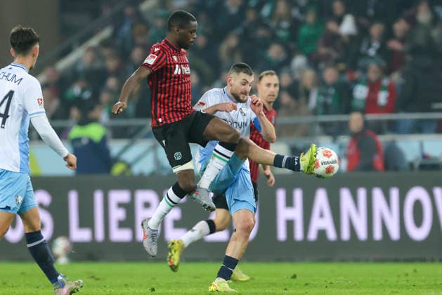Noel Aseko (Hannover 96) und Matus Bero (VfL Bochum)ä kaempfen um den Ball, 2. Bundesliga, Hannover 96 v VfL Bochum, Heinz von Heiden Arena am 13. December 2025 in Hannover, Deutschland. (Foto von Marco Steinbrenner DeFodi Images) Noel Aseko (Hannover 96) und Matus Bero (VfL Bochum)ä battle for the ball, 2. Bundesliga, Hannover 96 v VfL Bochum, Heinz von Heiden Arena, December 13, 2025 in Hanover, Germany. (Photo by Marco Steinbrenner DeFodi Images)