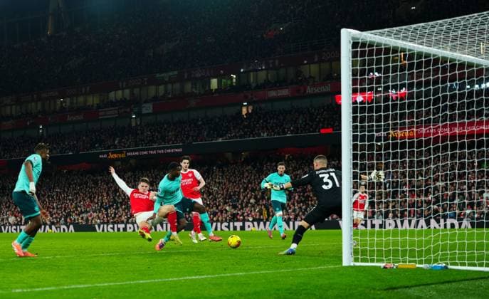 Viktor Gyokeres of Arsenal fails to connect with a cross Arsenal v Wolverhampton Wanderers, Premier League, Football, Emirates Stadium, London, UK - 13 Dec 2025London Emirates Stadium United Kingdom EDITORIAL USE ONLY No use with unauthorised audio, video, data, fixture lists, club league logos or live services. Online in-match use limited to 120 images, no video emulation. No use in betting, games or single club league player publications.  Copyright: xJavierxGarcia Shutterstockx 16081568r