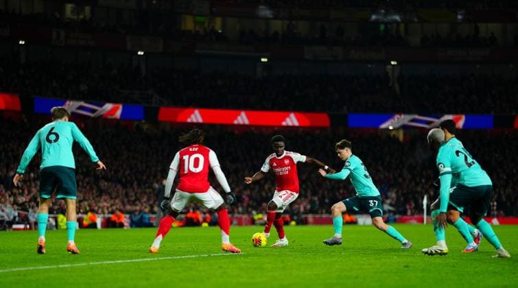Bukayo Saka of Arsenal struggles to find a way through the Wolves defence Arsenal v Wolverhampton Wanderers, Premier League, Football, Emirates Stadium, London, UK - 13 Dec 2025London Emirates Stadium United Kingdom EDITORIAL USE ONLY No use with unauthorised audio, video, data, fixture lists, club league logos or live services. Online in-match use limited to 120 images, no video emulation. No use in betting, games or single club league player publications.  Copyright: xJavierxGarcia Shutterstockx 16081568t