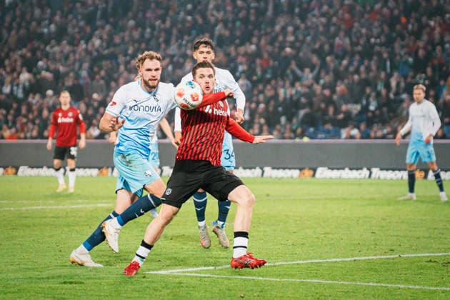 2. Bundesliga: Hannover 96 vs. VfL Bochum, 13.12.2025 Benjamin Källman (Hannover 96, 9) gegen Philipp Strompf (VfL Bochum, 3); Fußball, 2. Bundesliga, 16. Spieltag: Hannover 96 vs. VfL Bochum am 13.12.2025 in der Heinz von Heiden Arena, Hannover DFL REGULATIONS PROHIBIT ANY USE OF PHOTOGRAPHS AS IMAGE SEQUENCES AND OR QUASI-VIDEO.