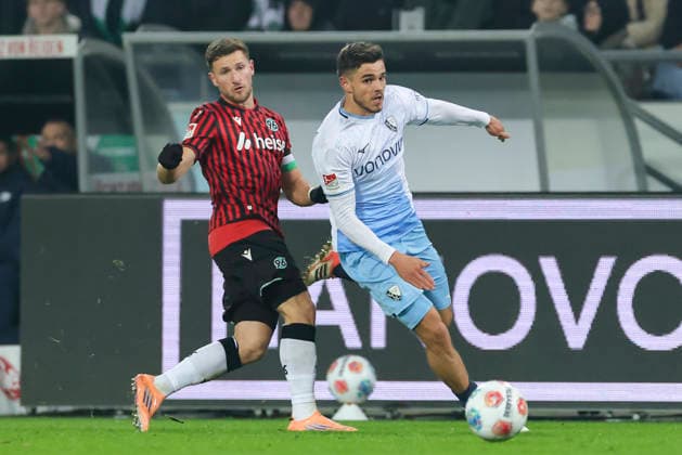 Enzo Leopold (Hannover 96) und Kjell Waetjen (VfL Bochum) kaempfen um den Ball, 2. Bundesliga, Hannover 96 v VfL Bochum, Heinz von Heiden Arena am 13. December 2025 in Hannover, Deutschland. (Foto von Marco Steinbrenner DeFodi Images) Enzo Leopold (Hannover 96) und Kjell Waetjen (VfL Bochum) battle for the ball, 2. Bundesliga, Hannover 96 v VfL Bochum, Heinz von Heiden Arena, December 13, 2025 in Hanover, Germany. (Photo by Marco Steinbrenner DeFodi Images)