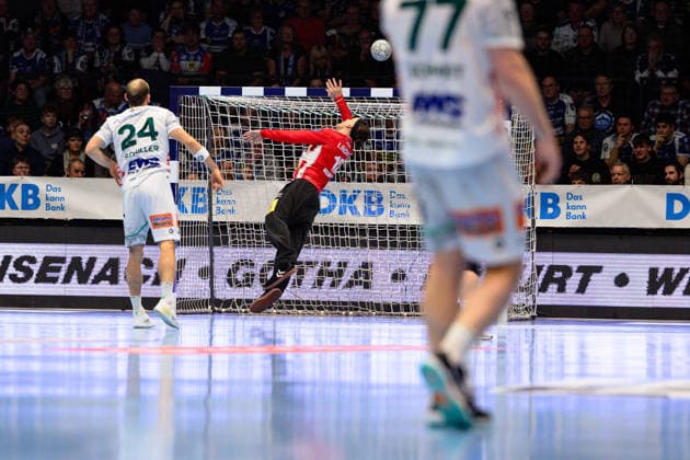 Marcel, Schiller (Linksaussen, Frisch Auf Goeppingen, 24) im 7m, Silvio, Heinevetter (TW, ThSV Eisenach, 12) GER, ThSV Eisenach gegen FRISCH AUF! Göppingen, 1. Daikin Handballbundesliga, Handball, 17.Spieltag, Saison 2025 2026, 13.12.2025 GER, ThSV Eisenach gegen FRISCH AUF! Göppingen, 1. Daikin Handballbundesliga, Handball, 17.Spieltag, Saison 2025 2026, 13.12.2025 Eisenach Copyright: xEibner-Pressefoto MartinxHerbstx EP_MHT