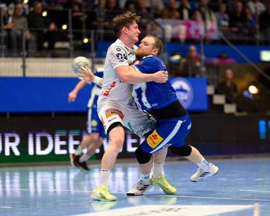Oskar, Neudeck (Rueckraum Links, Frisch Auf Goeppingen, 2), Peter, Walz (Kreislaeufer, ThSV Eisenach, 14) GER, ThSV Eisenach gegen FRISCH AUF! Göppingen, 1. Daikin Handballbundesliga, Handball, 17.Spieltag, Saison 2025 2026, 13.12.2025 GER, ThSV Eisenach gegen FRISCH AUF! Göppingen, 1. Daikin Handballbundesliga, Handball, 17.Spieltag, Saison 2025 2026, 13.12.2025 Eisenach Copyright: xEibner-Pressefoto MartinxHerbstx EP_MHT