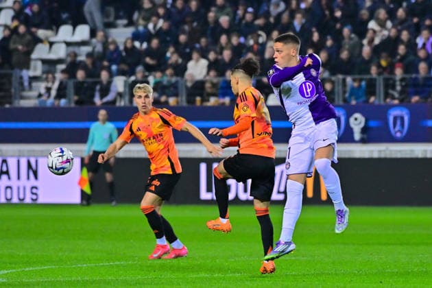 FOOTBALL : PFC vs Toulouse - Ligue1 - 13 12 2025 Santiago Hidalgo ( 11 - Toulouse ) and Ilan KEBBAL ( 10 - PFC ) during the Ligue 1 match between Paris FC and Toulouse FC at Stade Jean Bouin on December 13 , 2025 in Paris, France. ( Photo by Federico Pestellini PsnewZ ) ParisFrance  Copyright: xFedericoxPestellinix