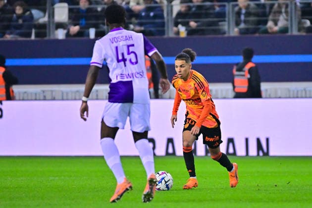FOOTBALL : PFC vs Toulouse - Ligue1 - 13 12 2025 Ilan KEBBAL ( 10 - PFC ) and Alexis Vossah ( 45 - Toulouse ) during the Ligue 1 match between Paris FC and Toulouse FC at Stade Jean Bouin on December 13 , 2025 in Paris, France. ( Photo by Federico Pestellini PsnewZ ) ParisFrance  Copyright: xFedericoxPestellinix