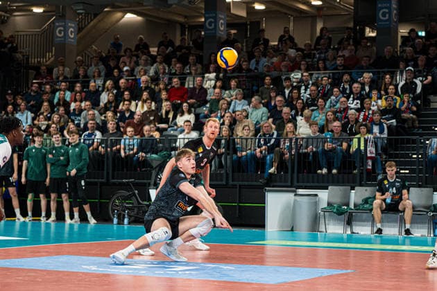 Volleyball I Herren I Saison 2025 2026 I Bundesliga I 8. Spieltag I SVG Lüneburg - FT 1844 Freiburg I 13.12.2025 Anton Jung (8, FT 1844 Freiburg) in der Annahme Copyright: xLobeca Bjorn-OlexKehmx