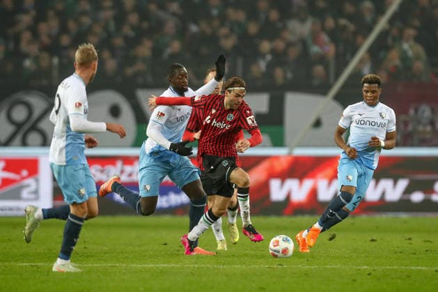 13.12.2025, xtgx, Fussball - 2.Bundesliga Hannover 96 - VfL Bochum emspor, v.l. Ibrahim Sissoko (Bochum, 6), Kolja Oudenne (Hannover, 29) Zweikampf, Duell, Kampf, tackle (DFL DFB REGULATIONS PROHIBIT ANY USE OF PHOTOGRAPHS as IMAGE SEQUENCES and or QUASI-VIDEO) Hannover