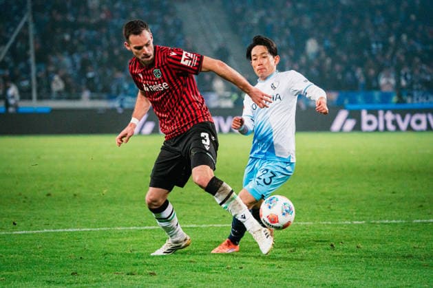 2. Bundesliga: Hannover 96 vs. VfL Bochum, 13.12.2025 Boris Tomiak (Hannover 96, 3) gegen Koji Miyoshi (VfL Bochum, 23); Fußball, 2. Bundesliga, 16. Spieltag: Hannover 96 vs. VfL Bochum am 13.12.2025 in der Heinz von Heiden Arena, Hannover DFL REGULATIONS PROHIBIT ANY USE OF PHOTOGRAPHS AS IMAGE SEQUENCES AND OR QUASI-VIDEO.