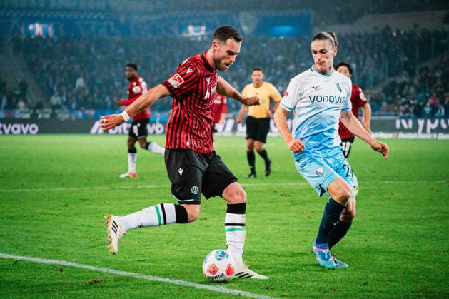 2. Bundesliga: Hannover 96 vs. VfL Bochum, 13.12.2025 Boris Tomiak (Hannover 96, 3) gegen Noah Loosli (VfL Bochum, 20); Fußball, 2. Bundesliga, 16. Spieltag: Hannover 96 vs. VfL Bochum am 13.12.2025 in der Heinz von Heiden Arena, Hannover DFL REGULATIONS PROHIBIT ANY USE OF PHOTOGRAPHS AS IMAGE SEQUENCES AND OR QUASI-VIDEO.