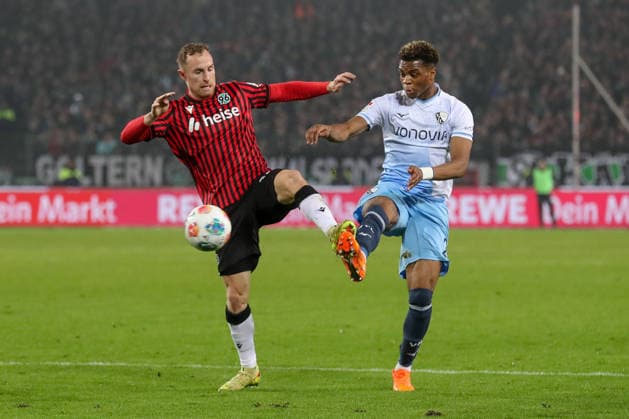 13.12.2025, xtgx, Fussball - 2.Bundesliga Hannover 96 - VfL Bochum emspor, v.l. Maurice Neubauer (Hannover, 33), Farid Alfa-Ruprecht (Bochum, 29) Zweikampf, Duell, Kampf, tackle (DFL DFB REGULATIONS PROHIBIT ANY USE OF PHOTOGRAPHS as IMAGE SEQUENCES and or QUASI-VIDEO) Hannover