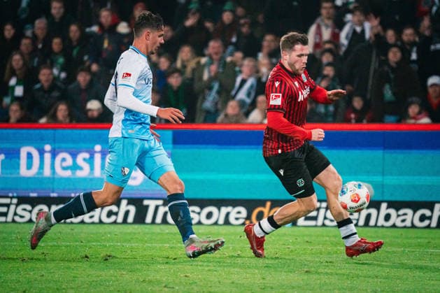 2. Bundesliga: Hannover 96 vs. VfL Bochum, 13.12.2025 Benjamin Källman (Hannover 96, 9); Fußball, 2. Bundesliga, 16. Spieltag: Hannover 96 vs. VfL Bochum am 13.12.2025 in der Heinz von Heiden Arena, Hannover DFL REGULATIONS PROHIBIT ANY USE OF PHOTOGRAPHS AS IMAGE SEQUENCES AND OR QUASI-VIDEO.