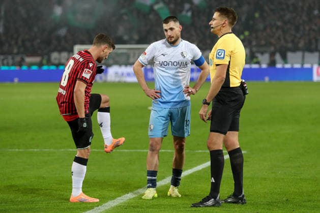 13.12.2025, xtgx, Fussball - 2.Bundesliga Hannover 96 - VfL Bochum emspor, v.l. Enzo Leopold (Hannover, 8), Matus Bero (Bochum, 19) diskutieren mit Schiedsrichter, Schiri, referee Tobias Reichel (DFL DFB REGULATIONS PROHIBIT ANY USE OF PHOTOGRAPHS as IMAGE SEQUENCES and or QUASI-VIDEO) Hannover
