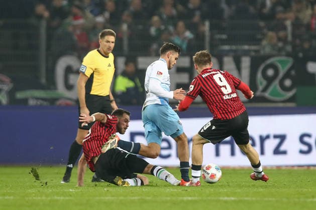 13.12.2025, xtgx, Fussball - 2.Bundesliga Hannover 96 - VfL Bochum emspor, v.l. Enzo Leopold (Hannover, 8), Kjell Waetjen (Wätjen, Bochum, 8), Benjamin Källman (Hannover, 9) Zweikampf, Duell, Kampf, tackle (DFL DFB REGULATIONS PROHIBIT ANY USE OF PHOTOGRAPHS as IMAGE SEQUENCES and or QUASI-VIDEO) Hannover