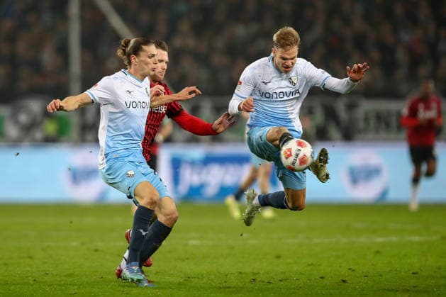 13.12.2025, xtgx, Fussball - 2.Bundesliga Hannover 96 - VfL Bochum emspor, v.l. Noah Loosli (Bochum, 20), Benjamin KoÂ¤llman (Hannover, 9), Leandro Morgalla (Bochum, 39) Zweikampf, Duell, Kampf, tackle (DFL DFB REGULATIONS PROHIBIT ANY USE OF PHOTOGRAPHS as IMAGE SEQUENCES and or QUASI-VIDEO) Hannover