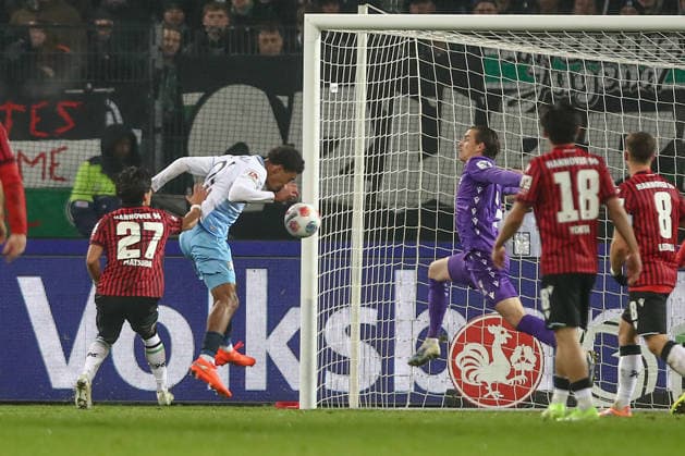 13.12.2025, xtgx, Fussball - 2.Bundesliga Hannover 96 - VfL Bochum emspor, v.l. Farid Alfa-Ruprecht (Bochum, 29) Kopfball (DFL DFB REGULATIONS PROHIBIT ANY USE OF PHOTOGRAPHS as IMAGE SEQUENCES and or QUASI-VIDEO) Hannover
