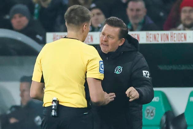 Schiedsrichter Tobias Reichel und Trainer Christian Titz (Hannover 96) unterhalten sich, 2. Bundesliga, Hannover 96 v VfL Bochum, Heinz von Heiden Arena am 13. December 2025 in Hannover, Deutschland. (Foto von Marco Steinbrenner DeFodi Images) Schiedsrichter Tobias Reichel und Trainer Christian Titz (Hannover 96) talk together, 2. Bundesliga, Hannover 96 v VfL Bochum, Heinz von Heiden Arena, December 13, 2025 in Hanover, Germany. (Photo by Marco Steinbrenner DeFodi Images)